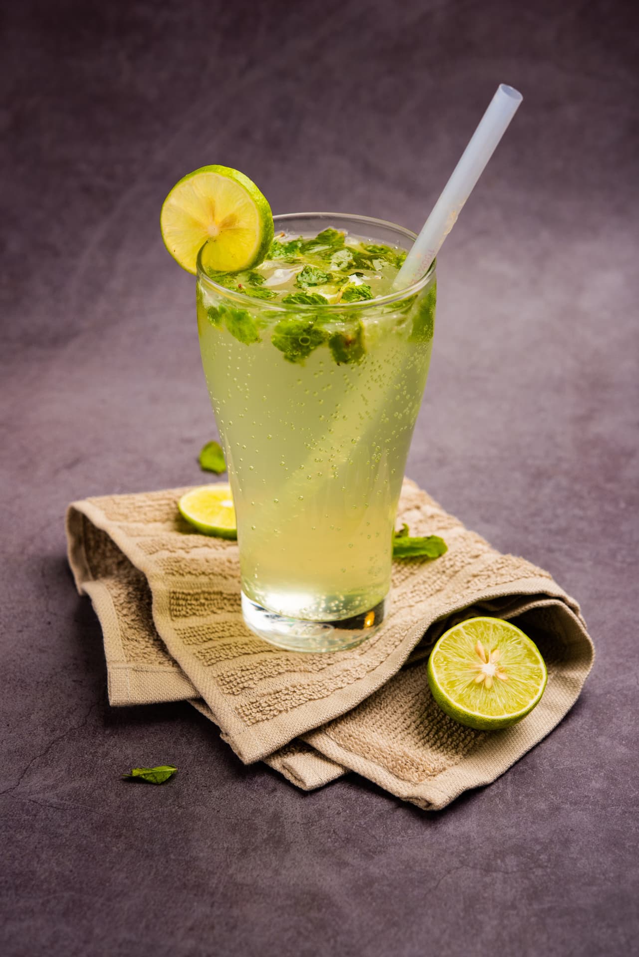 Suco natural de limão com hortelã servido gelado