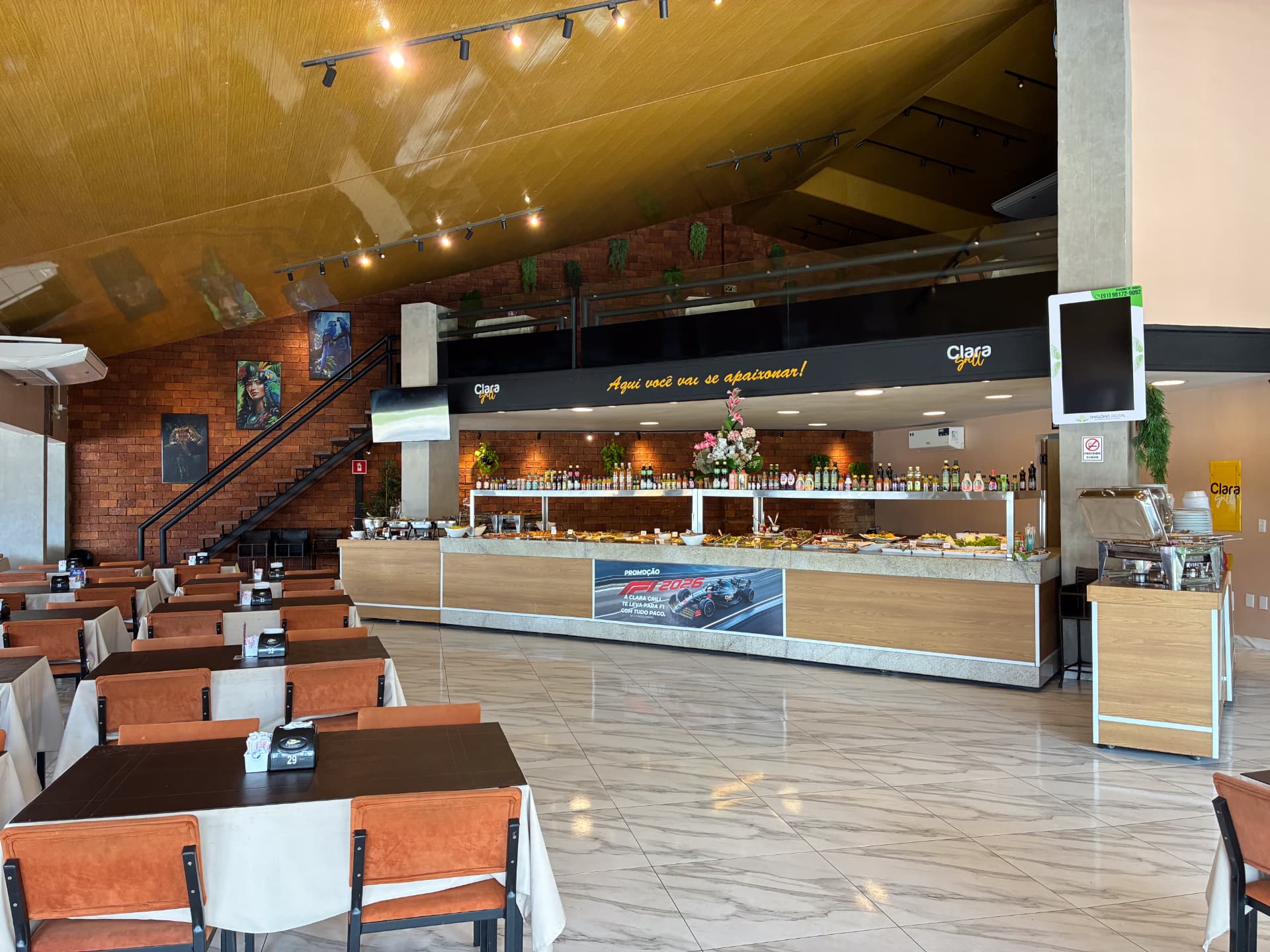 Salão principal da Clara Grill com o buffet ao fundo