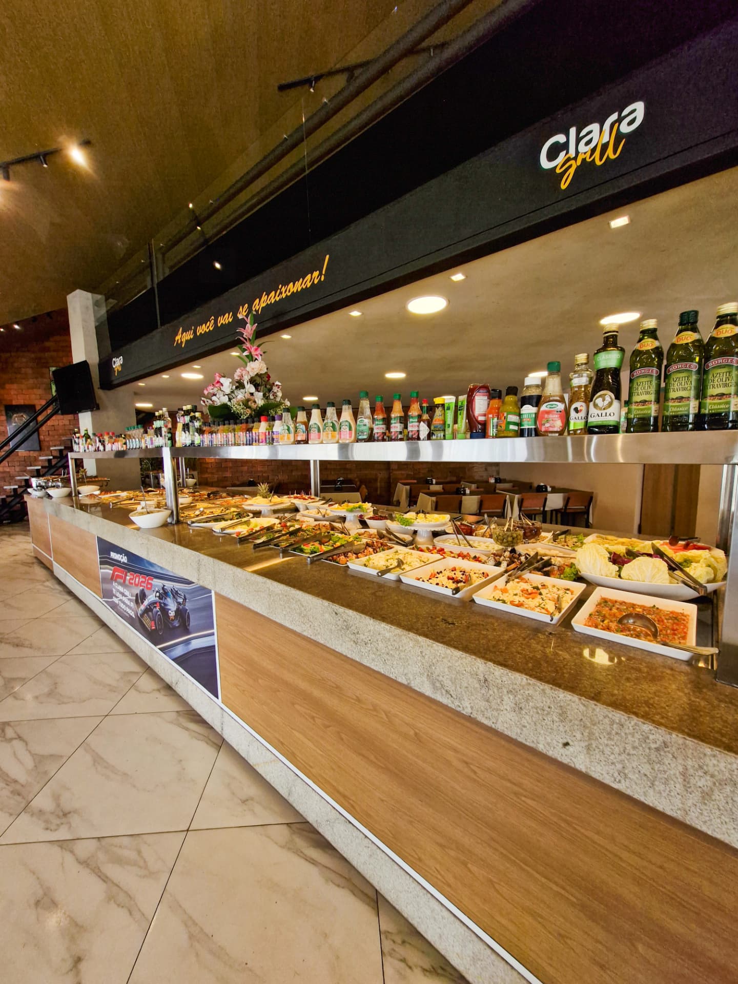 Buffet de saladas, pratos quentes e molhos da Clara Grill
