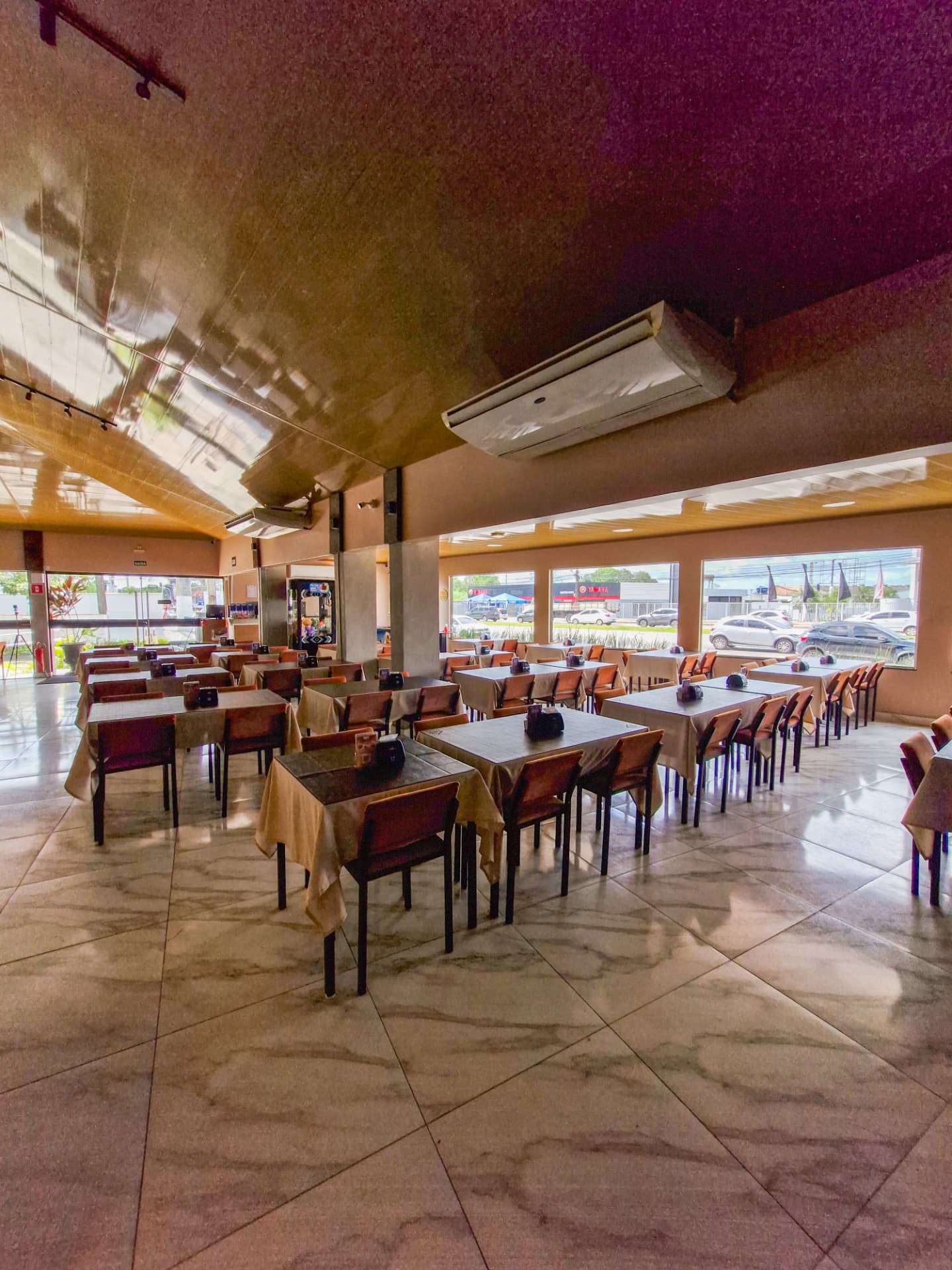 Ambiente interno iluminado da Clara Grill em Ananindeua