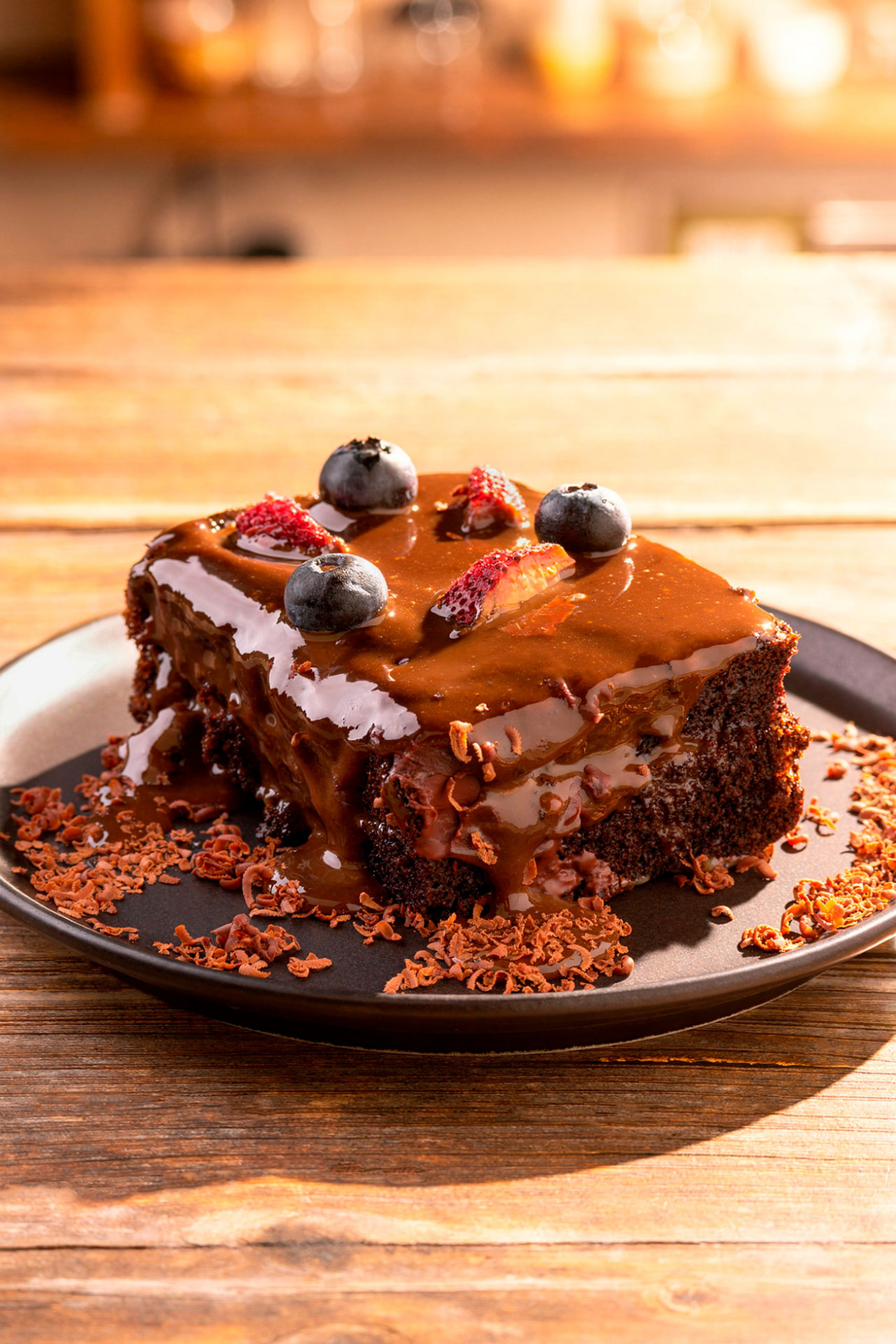 Fatia de bolo de chocolate com doce de leite e frutas vermelhas