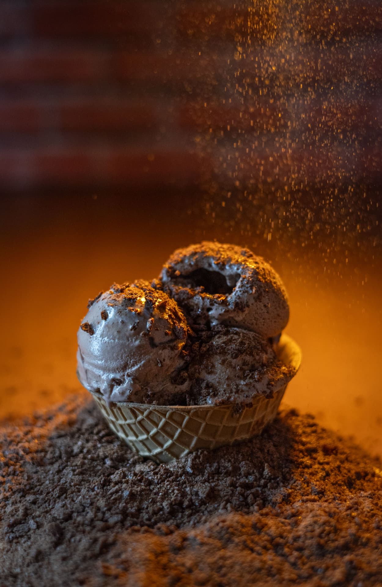 Taça de sorvete de chocolate polvilhado com cacau